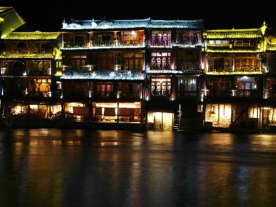 Lạc bước vào cổ trấn Phượng Hoàng ngày xuân - 4 Cổ trấn không phải quá rộng, bạn chỉ cần đi bộ thong thả cũng sẽ khám phá hết nơi đây.