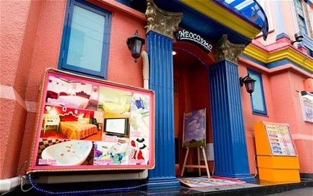 Các khách sạn tình yêu được trang hoàng rất bắt mắt.