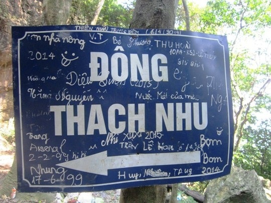 "Kỷ niệm" rạch nát mặt danh thắng núi Thần Đinh - 1 Trên các biển báo chỉ dẫn chi chít với những dòng chữ “kỷ niệm” trông rất phản cảm
