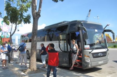 Dịch vụ vận chuyển khách du lịch “cháy hàng”