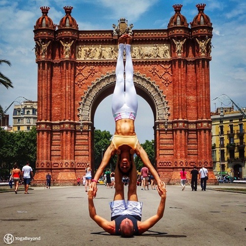 Bộ ảnh du lịch siêu độc của cặp vợ chồng huấn luyện yoga - 1 Bộ ảnh du lịch siêu độc của cặp vợ chồng huấn luyện yoga