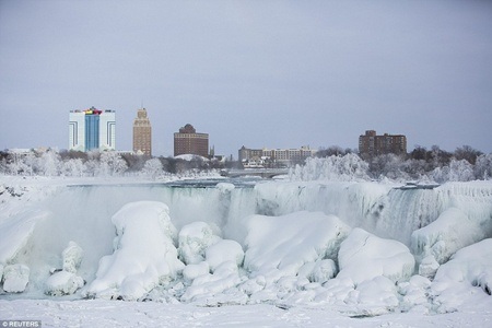 Kinh ngạc ngọn thác hùng vĩ Niagara "đông cứng" trong giá lạnh - 1 Hình ảnh thác Niagara trắng xóa trong nền nhiệt dưới 0 độ C