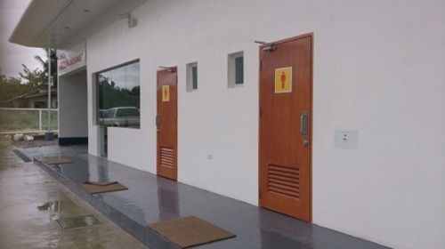  Khung cảnh bên ngoài nhà vệ sinh không quá đặc biệt.