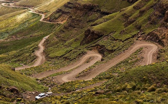 Những con đường kỳ vĩ và hiểm trở nhất trên thế giới - 8 Đèo ở Dadès Gorges, High Atlas, Maroc. Con đường này nằm giữa hai dãy núi Atlas và Jbel Saghro.