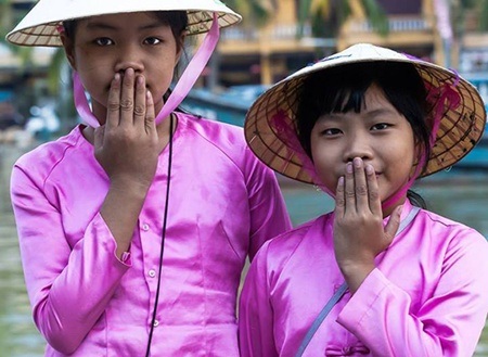 Nụ cười Việt Nam qua ống kính nhiếp ảnh gia người Pháp - 10 Những bé gái trong trang phục truyền thống ở phố cổ Hội An.