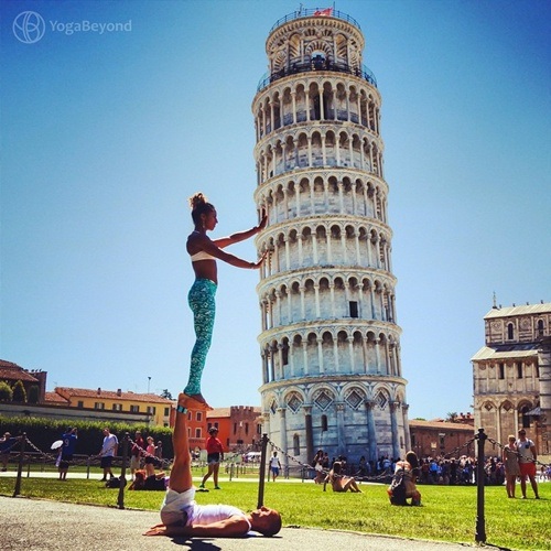 Bộ ảnh du lịch siêu độc của cặp vợ chồng huấn luyện yoga - 10 Chụp hình tại tháp nghiêng Pisa, Ý.