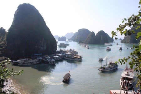 Bãi tắm TiTop đến cuối giờ chiều vẫn đông nghịt người đến tắm và vui chơi