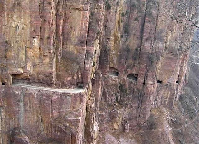 Những con đường kỳ vĩ và hiểm trở nhất trên thế giới - 12 Đèo ở Dadès Gorges, High Atlas, Maroc. Con đường này nằm giữa hai dãy núi Atlas và Jbel Saghro.