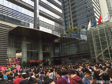 Các nhân viên xếp hàng từ 7 giờ sáng