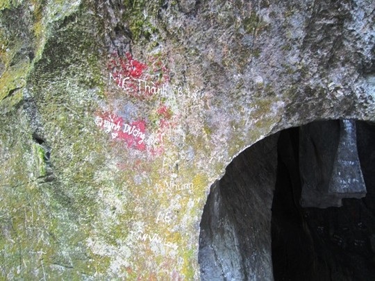 "Kỷ niệm" rạch nát mặt danh thắng núi Thần Đinh - 3 Những phiến đá cổ nhan nhãn từng “bút tích”