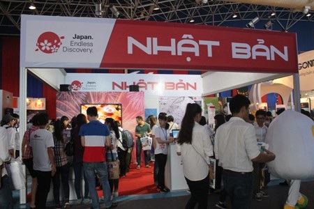 Tại nhiều gian hàng cả trong nước và quốc tế khách tham quan, mua tour đều rất đông.