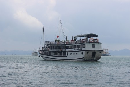 Ngày đầu nghỉ lễ, Hạ Long đông nghẹt khách tham quan