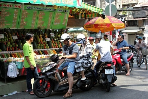 Những trái cây giải nhiệt nổi danh đất Sài thành - 3 Các hàng quán bán nước ép trái cây đắt khách mùa nóng.
