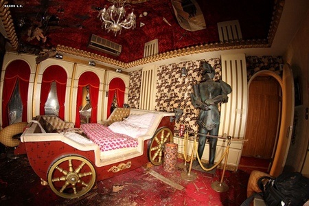 Một căn phòng trong khách sạn tình yêu được bài trí theo phong cách La Mã cổ.