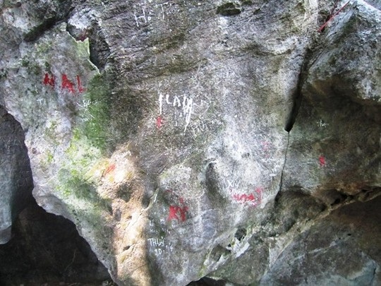 "Kỷ niệm" rạch nát mặt danh thắng núi Thần Đinh - 4 Những phiến đá cổ nhan nhãn từng “bút tích”