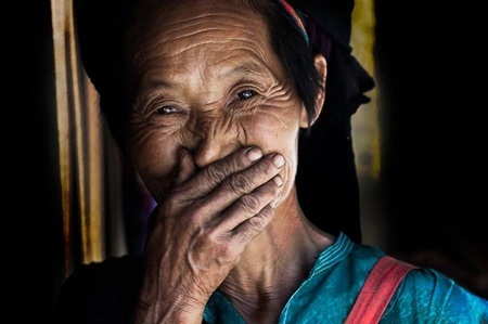 Nụ cười Việt Nam qua ống kính nhiếp ảnh gia người Pháp - 4 Nét trong sáng ngây thơ của bé gái ẩn chứa sau nụ cười che miệng.
