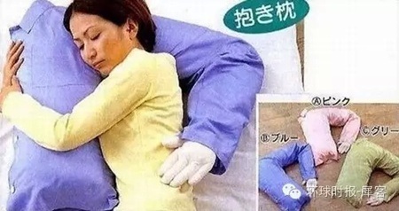 Giải pháp dành cho những người phụ nữ cô đơn: gối ôm hình cánh tay rắn chắc của một người đàn ông