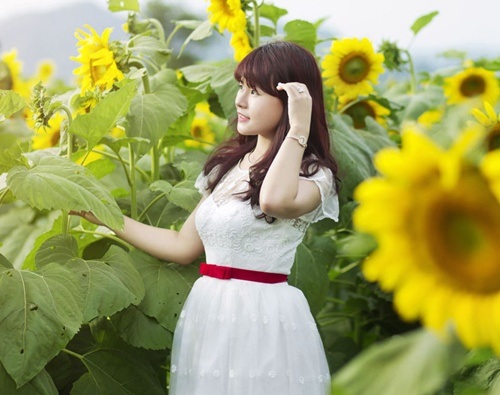 Thiếu nữ e ấp bên hoa