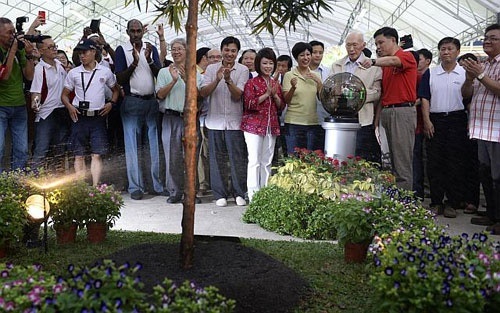 Lý Quang Diệu và những quyết sách đưa Singapore trở thành "quốc đảo xanh" - 4 Cố Thủ tướng Lý Quang Diệu trong chiến dịch trồng cây năm 2014