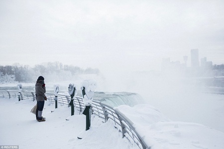 Kinh ngạc ngọn thác hùng vĩ Niagara "đông cứng" trong giá lạnh - 4 Giá lạnh không làm giảm sức hút của dòng người đến thưởng ngoạn vẻ tráng lệ của ngọn thác