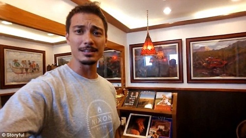 Jason Godfrey trong một cảnh quay bên trong.