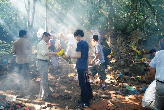 "Kỷ niệm" rạch nát mặt danh thắng núi Thần Đinh - 5 Không những thế, du khách đến đây thắp hương còn xả rác gây mất cảnh quan di tích.