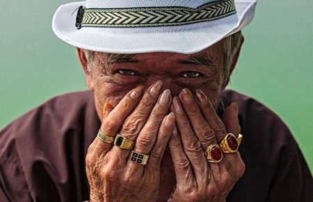 Nụ cười Việt Nam qua ống kính nhiếp ảnh gia người Pháp - 5 Nét trong sáng ngây thơ của bé gái ẩn chứa sau nụ cười che miệng.
