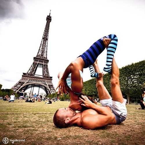 Bộ ảnh du lịch siêu độc của cặp vợ chồng huấn luyện yoga - 5 Tạo dáng tại tháp Eiffel, Pháp