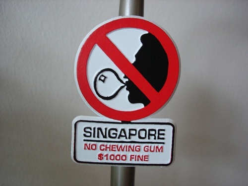 Lý Quang Diệu và những quyết sách đưa Singapore trở thành "quốc đảo xanh" - 5 Một biển hiệu cấm kẹo cao su trên đường phố Singapore