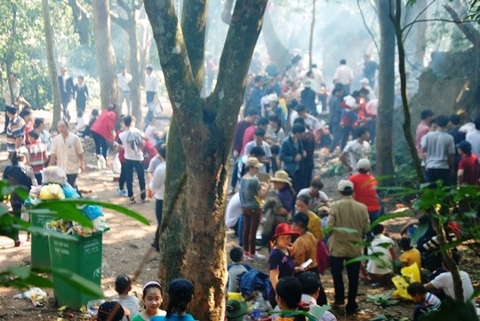 "Kỷ niệm" rạch nát mặt danh thắng núi Thần Đinh - 6 Không những thế, du khách đến đây thắp hương còn xả rác gây mất cảnh quan di tích.