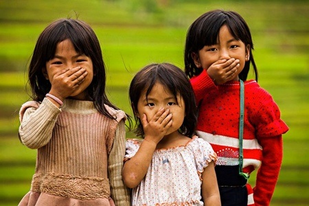 Nụ cười Việt Nam qua ống kính nhiếp ảnh gia người Pháp - 6 Nét trong sáng ngây thơ của bé gái ẩn chứa sau nụ cười che miệng.