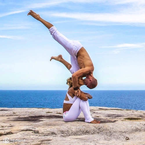 Bộ ảnh du lịch siêu độc của cặp vợ chồng huấn luyện yoga - 6 Tư thế cực lạ trên biển