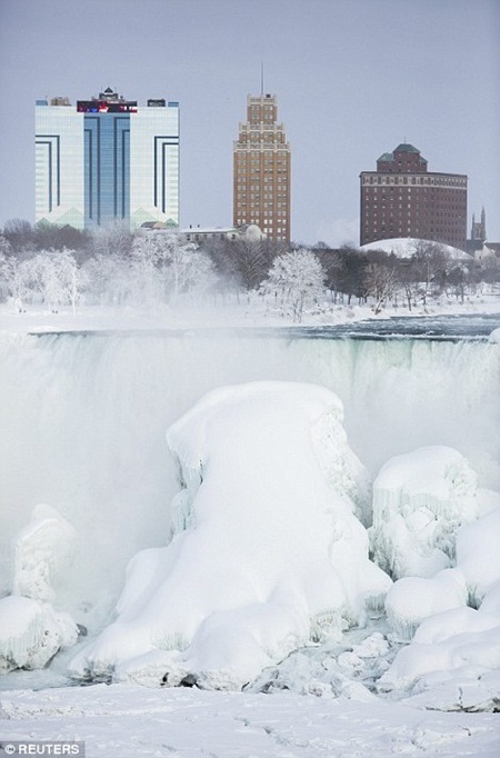 Kinh ngạc ngọn thác hùng vĩ Niagara "đông cứng" trong giá lạnh - 6 Nền tuyết trắng xóa nên thơ xung quanh ngọn thác nổi tiếng