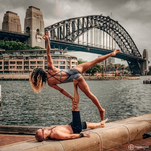 Bộ ảnh du lịch siêu độc của cặp vợ chồng huấn luyện yoga - 7 Cặp đôi tại Circular Quay, Sydney, Australia.
