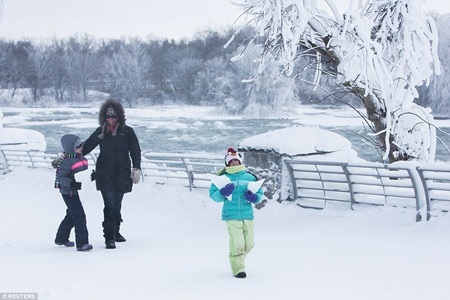 Kinh ngạc ngọn thác hùng vĩ Niagara "đông cứng" trong giá lạnh - 7 Nền tuyết trắng xóa nên thơ xung quanh ngọn thác nổi tiếng