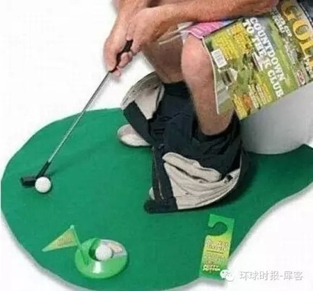 Bạn có thể “giết” thời gian khi đi WC nhờ bộ đồ chơi golf đính kèm bồn cầu