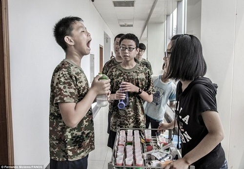  Hằng ngày, các bệnh nhân còn được uống thêm thuốc chống trầm cảm.