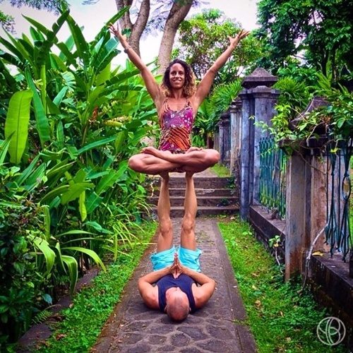 Bộ ảnh du lịch siêu độc của cặp vợ chồng huấn luyện yoga - 8 Chụp hình tại tháp nghiêng Pisa, Ý.
