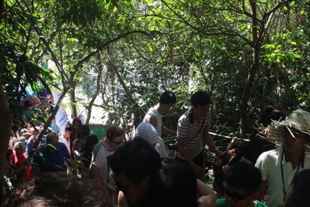 Lối lên các điểm tham quan vịnh Hạ Long luôn ken cứng người.