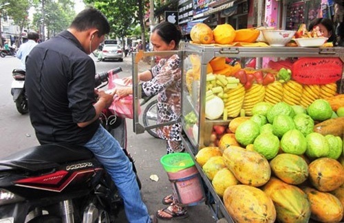 Những trái cây giải nhiệt nổi danh đất Sài thành - 7 Nước dừa có thêm mứt thơm hoặc mứt tắc.