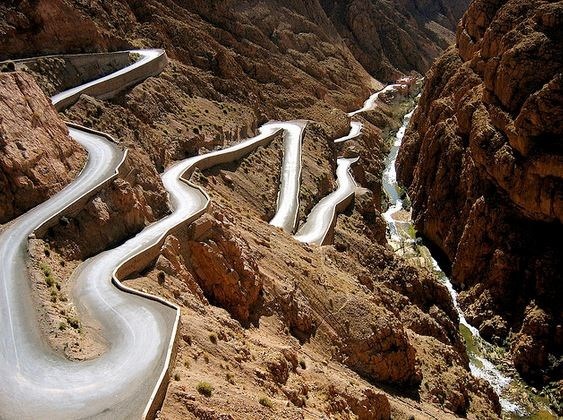 Những con đường kỳ vĩ và hiểm trở nhất trên thế giới - 7 Đèo ở Dadès Gorges, High Atlas, Maroc. Con đường này nằm giữa hai dãy núi Atlas và Jbel Saghro.