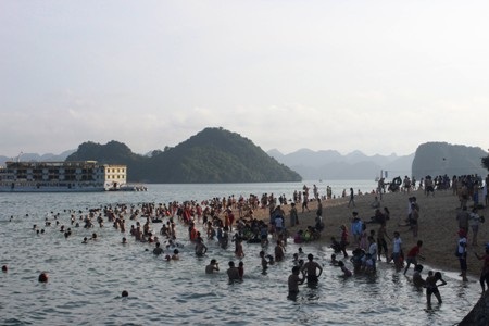 Thời tiết ngày đầu nghỉ lễ rất đẹp nắng đẹp khiến Hạ Long đẹp lung linh.