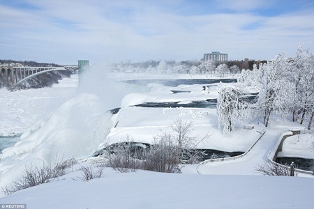 Kinh ngạc ngọn thác hùng vĩ Niagara "đông cứng" trong giá lạnh - 9 Hoàng Hà