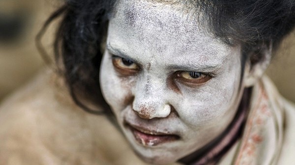 Rùng rợn những tập tục kỳ quái ở Ấn Độ - 1 Sau khi hỏa táng người chết, người Aghori Babas lấy tro bôi vào mặt