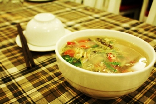 Mồi nhậu ngon làm từ trứng kiến - 2 Khi nhậu đã hơi say say, hãy làm một bát canh giải rượu.