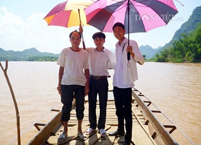 Phóng viên cùng cán bộ thôn Ái Thượng trên dòng sông Mã. (Ảnh: Hà Sơn).