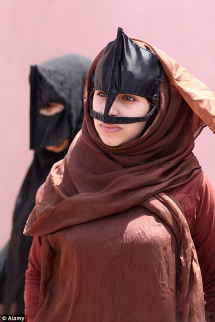 Khám phá những bộ trang phục độc đáo trên thế giới - 5 Phụ nữ Yemen trong trang phục truyền thống.