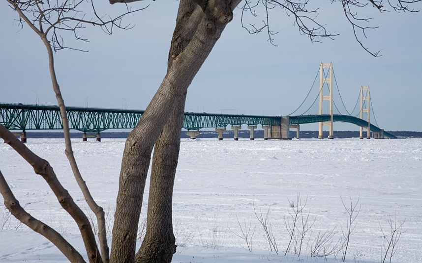 Chiêm ngưỡng những cây cầu dài nhất thế giới - 5 Cầu Mackinac (Mỹ) được xây dựng từ năm 1939 -1957 dài 2.626 m, nối liền Michigan và Peninsula.