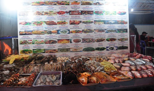 Hấp dẫn hải sản tươi ngon trong chợ đêm Dinh Cậu - 1 Hấp dẫn hải sản tươi ngon trong chợ đêm Dinh Cậu