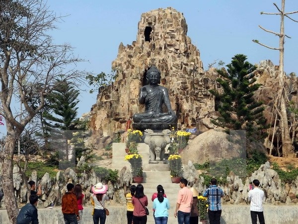 Đà Nẵng bình ổn giá dịp diễn ra Cuộc thi pháo hoa quốc tế - 1 Khách du lịch đến tham quan và cầu an tại chùa Linh Ứng. (Ảnh: Trần Lê Lâm/TTXVN).